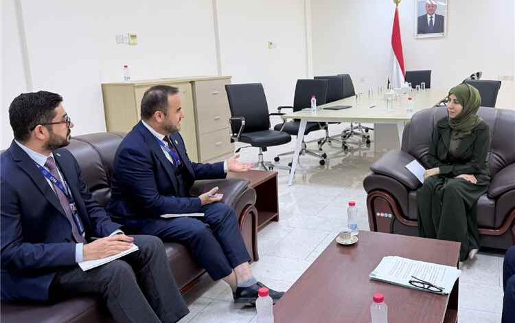 وزيرة الخارجية تبحث مع منظمة الهجرة الدولية تداعيات التصعيد الحوثي واحتياجات النازحين