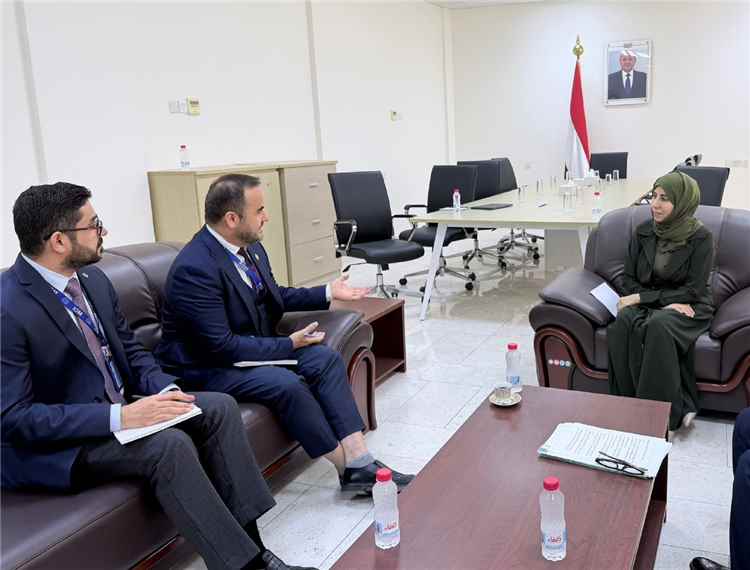 وزيرة الخارجية تبحث مع منظمة الهجرة الدولية تداعيات التصعيد الحوثي واحتياجات النازحين
