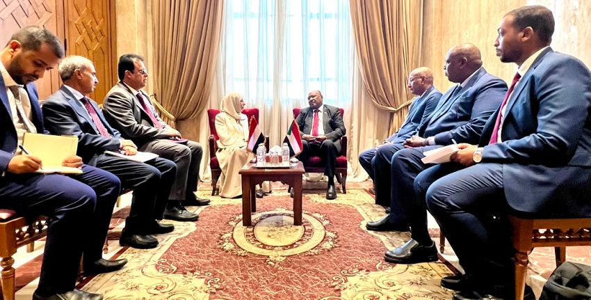 وزيرة الخارجية تبحث مع نظيرها السوداني تعزيز التعاون والتنسيق المشترك وحماية الملاحة