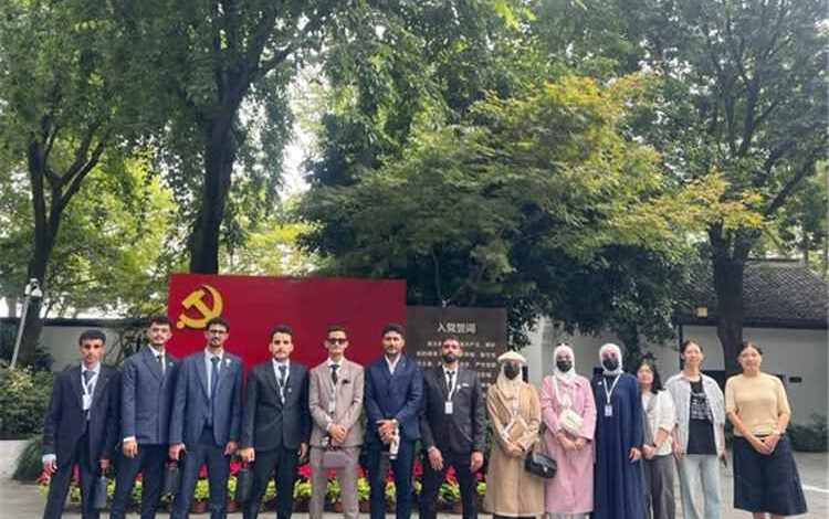 وفد الاتحاد العام لطلاب جامعة عدن يواصل برنامجه في الصين ويتوجه إلى مدينة ييوو 🇾🇪🇨🇳