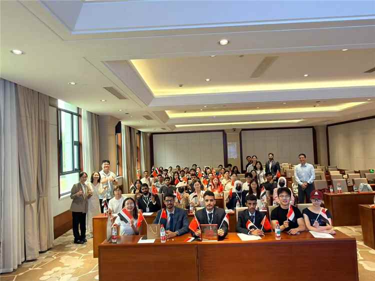 وفد طلابي من جامعة عدن يزور جامعة الدراسات الدولية بتشجيانغ احتفاءً بسبعة عقود من الصداقة اليمنية الصينية