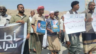 وقفة احتجاجية في سيئون تطالب بالإفراج عن باسم دويل ووائل مرجان