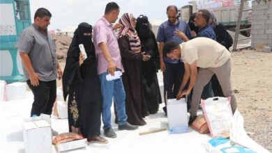 وكيل محافظة عدن لشؤون المرأة والطفل تتفقد مخيم الفردوس وتطلع على أوضاع النازحين واحتياجات النساء والأطفال