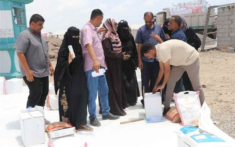 وكيل محافظة عدن لشؤون المرأة والطفل تتفقد مخيم الفردوس وتطلع على أوضاع النازحين واحتياجات النساء والأطفال