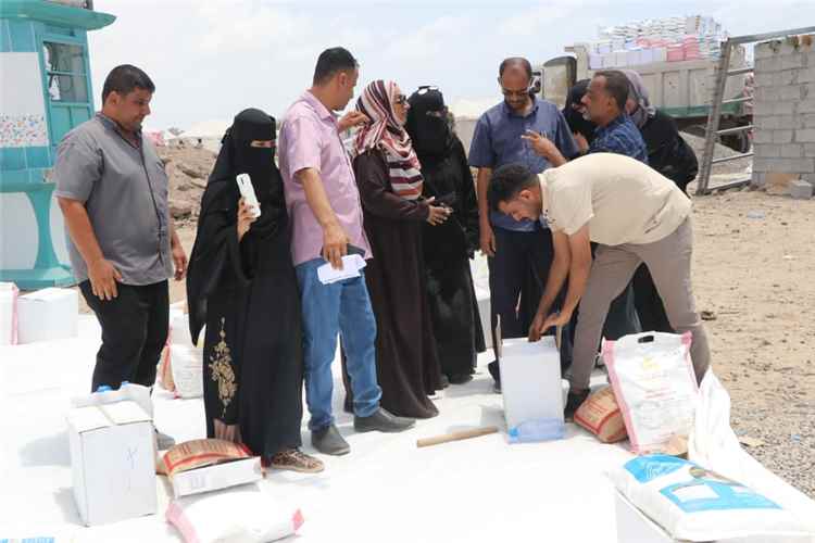 وكيل محافظة عدن لشؤون المرأة والطفل تتفقد مخيم الفردوس وتطلع على أوضاع النازحين واحتياجات النساء والأطفال