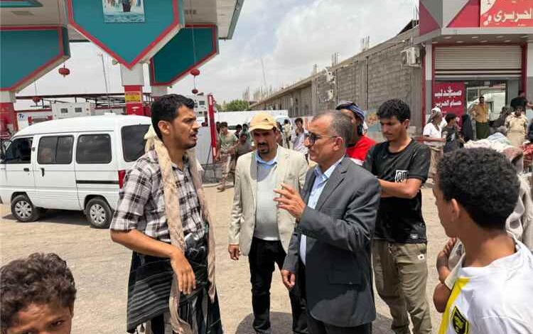 وكيل محافظة لحج الداؤودي يتفقد محطة القرش النفطية بالفيوش ويشدد على آلية جديدة لتوزيع الغاز المنزلي