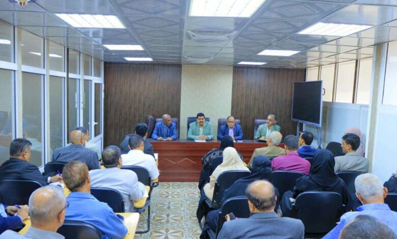 وكيل هيئة الطيران يناقش مستوى الأداء والانضباط الوظيفي والخطط الاستراتيجية لتطوير الهيئة