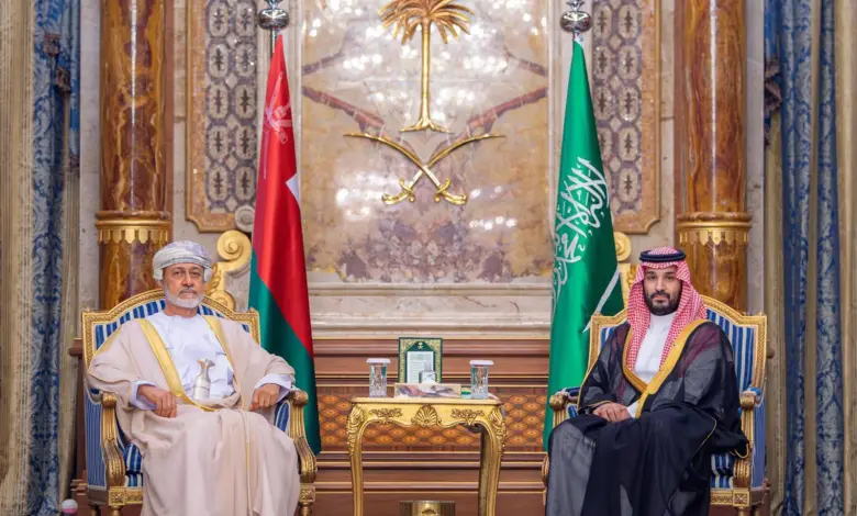 ولي العهد يلتقي سلطان عُمان في جدة ويبحثان تعزيز العلاقات الثنائية