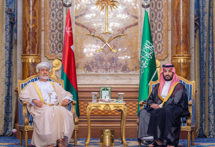 ولي العهد يلتقي سلطان عُمان ويستعرضان مجالات التعاون الثنائي وتطورات الأوضاع بالمنطقة
